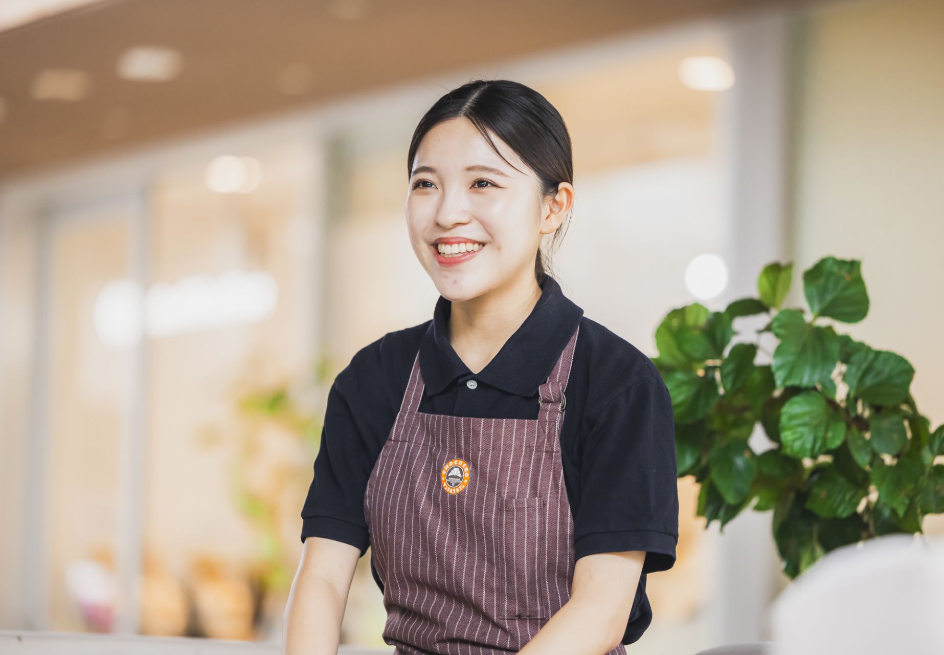 笑顔で挨拶するサンマルクカフェスタッフ